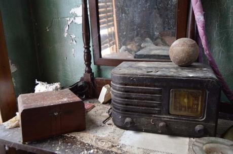 Una casa abandonada con un tesoro y un fotógrafo con gran corazón. casa abandonada con un tesoro