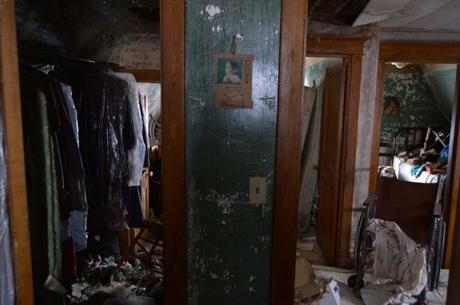 Una casa abandonada con un tesoro y un fotógrafo con gran corazón. casa abandonada con un tesoro
