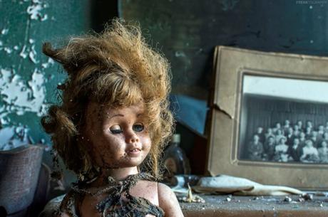 Una casa abandonada con un tesoro y un fotógrafo con gran corazón. casa abandonada con un tesoro
