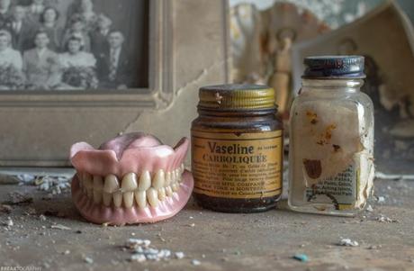 Una casa abandonada con un tesoro y un fotógrafo con gran corazón. casa abandonada con un tesoro