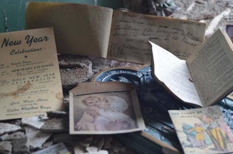 Una casa abandonada con un tesoro y un fotógrafo con gran corazón. casa abandonada con un tesoro