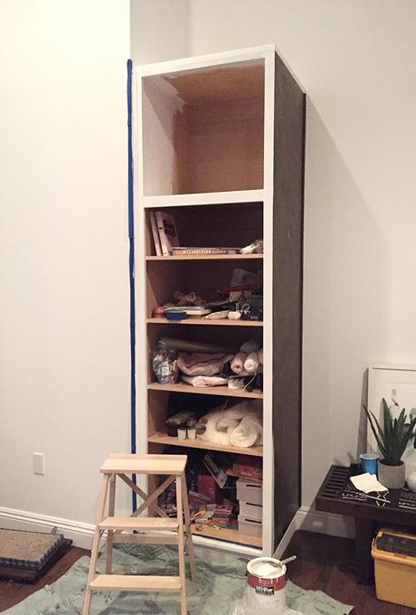 DIY: transforma un armario anticuado en un precioso armario con estantes