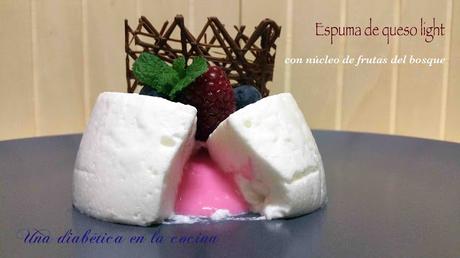 Espuma de queso light con núcleo de frutas del bosque Espuma de queso light con núcleo de frutas del bosque
