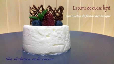 Espuma de queso light con núcleo de frutas del bosque Espuma de queso light con núcleo de frutas del bosque