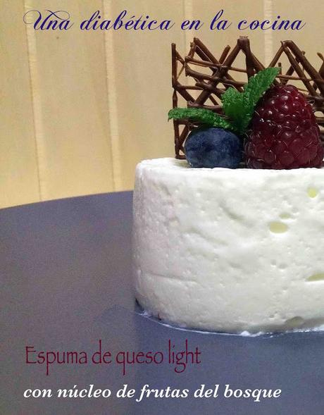 Espuma de queso light con núcleo de frutas del bosque Espuma de queso light con núcleo de frutas del bosque