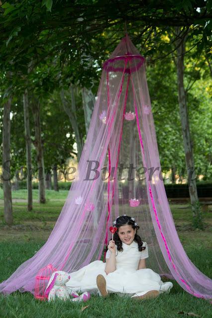 Yennifer en un cuento de princesas por su Primera Comunión