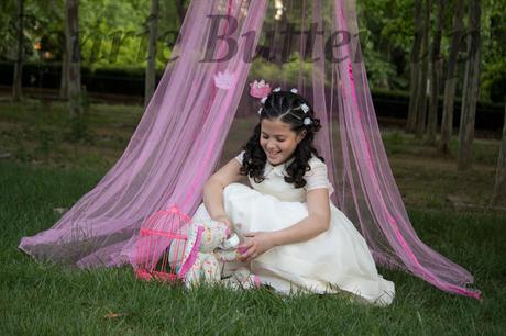 Yennifer en un cuento de princesas por su Primera Comunión