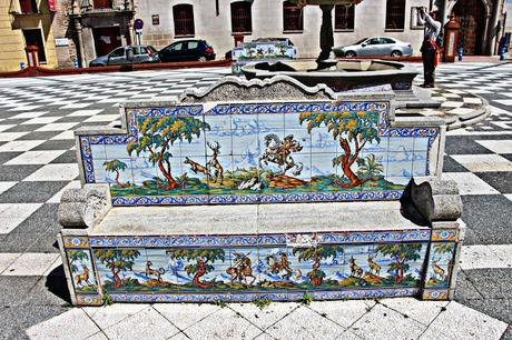 Banco adornado con cerámica policromada de la Plaza del Pan Talavera. Cerámica en la ciudad