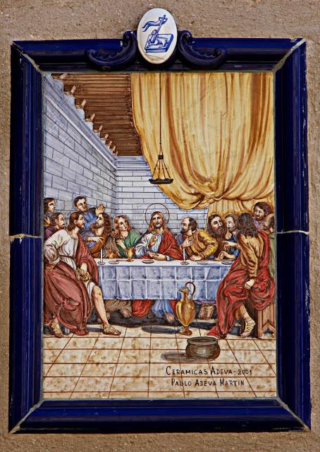 Viacrucis en una fachada de la Colegiata de Santa María la Mayor Talavera. Cerámica en la ciudad