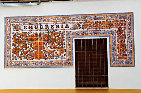 Cerámica en la fachada de una churrería de Talavera Talavera. Cerámica en la ciudad