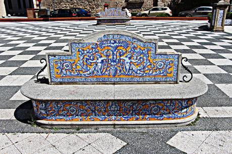 Banco adornado con cerámica policromada de la Plaza del Pan Talavera. Cerámica en la ciudad