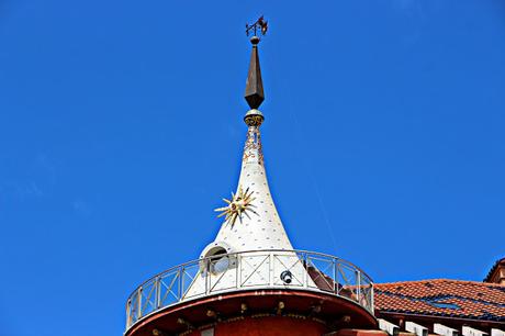 Cúpula de un edificio moderno en cerámica Talavera. Cerámica en la ciudad