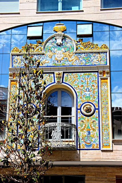 Edificio moderno con fachada de cerámica imitación a la del museo de Ruiz de Luna Talavera. Cerámica en la ciudad