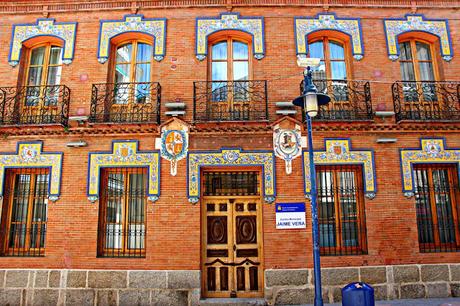 Cerámica en edificio de la ciudad Talavera. Cerámica en la ciudad