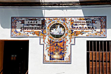 Cerámica en la fachada de una churrería de Talavera Talavera. Cerámica en la ciudad