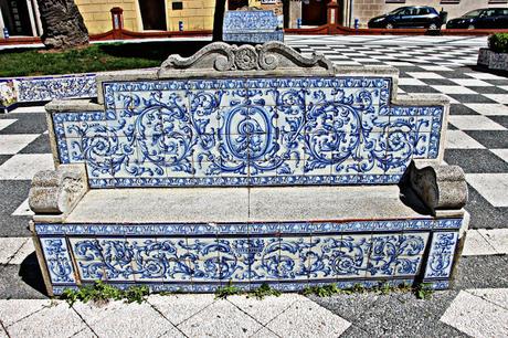 Banco adornado con cerámica policromada de la Plaza del Pan Talavera. Cerámica en la ciudad