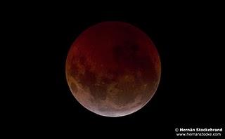 Cómo ayuda un eclipse a buscar vida extraterrestre Fotografía de la Luna rojiza durante el eclipse lunar del 21 de diciembre de 2010