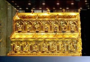 Cologne_Cathedral_Shrine_of_Magi Arqueta gótica con las supuestas reliquias de los Reyes Magos, en la Catedral de Colonia. Wikipedia