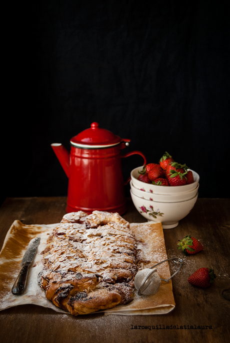 HOJALDRE CON CREMA DE ALMENDRAS Y FRESAS