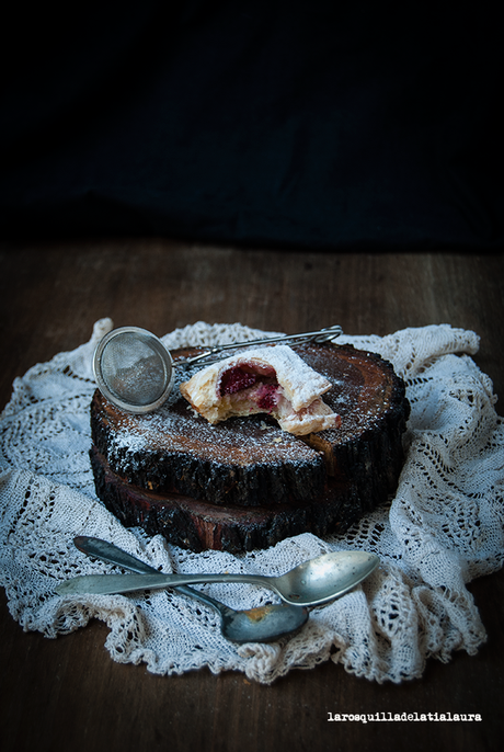 HOJALDRE CON CREMA DE ALMENDRAS Y FRESAS