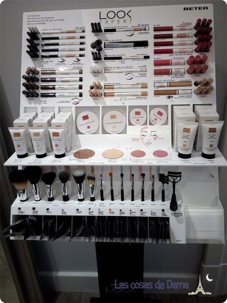 Expositor con todos los productos con la gama de maquillaje Look Expert de Beter maquillaje Look Expert de Beter