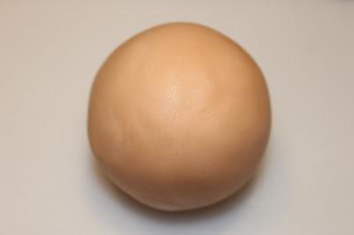 CÓMO HACER UNA NIÑA DE COMUNIÓN {GORJUSS} CON PASTA DE AZÚCAR CÓMO HACER UNA NIÑA DE COMUNIÓN {GORJUSS} CON PASTA DE AZÚCAR