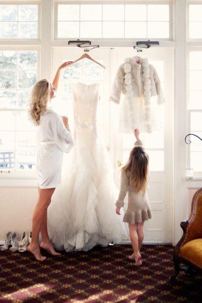 Fotos de boda que quieres tener a-picture-with-the-wedding-dress-and-flower-girl-dress