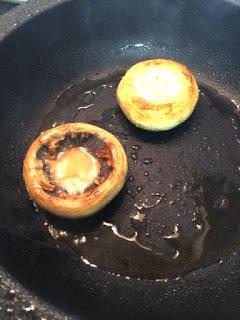 CHAMPIÑONES CON ESPINACAS, QUESO DE CABRA Y MERMELADA DE TOMATE CHAMPIÑONES CON ESPINACAS, QUESO DE CABRA Y MERMELADA DE TOMATE