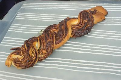 Trenza de nutella y almendra de Rapunzel Trenza de nutella y almendra de Rapunzel