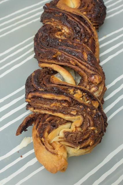 Trenza de nutella y almendra de Rapunzel Trenza de nutella y almendra de Rapunzel