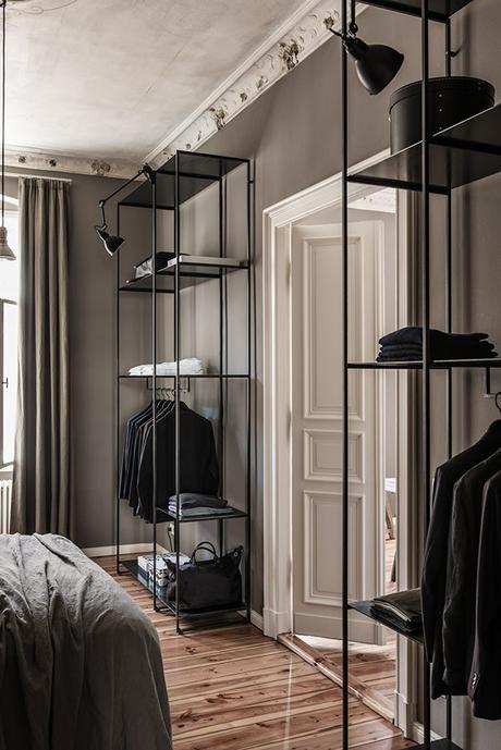 Oda al gris en un apartamento de atmósfera masculina en Berlín