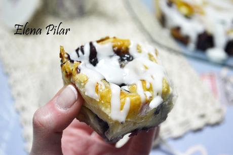 Rollitos de hojaldre rellenos de crema y mermelada de arándanos Rollitos de hojaldre rellenos de crema y mermelada de arándanos