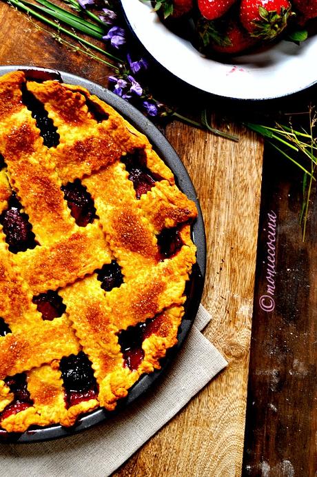 Pie de fresas balsámicas y arándanos