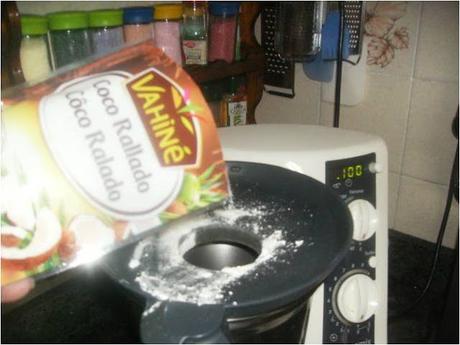 BIZCOCHO DE COCO CON MANTILLA DE AZÚCAR BIZCOCHO DE COCO CON MANTILLA DE AZÚCAR