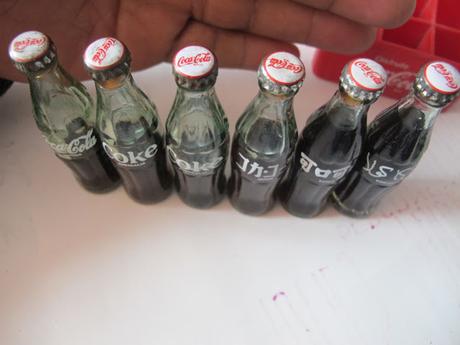 EL CAJON CON LAS MINI BOTELLAS DE COCA COLA