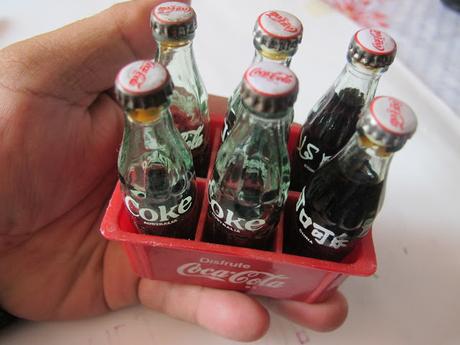 EL CAJON CON LAS MINI BOTELLAS DE COCA COLA