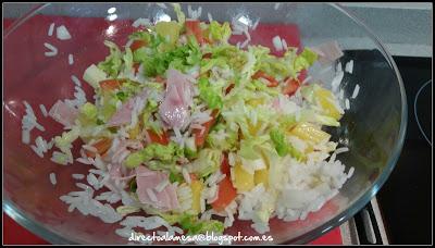 Ensalada de arroz, piña y salsa rosa