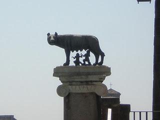 la colina del Campidoglio, subiendo por las escaleras de Miguel Ángel... la colina del Campidoglio, subiendo por las escaleras de Miguel Ángel...