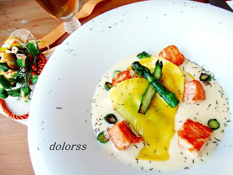 Raviolis de espárragos con crema de queso y salmón Raviolis de espárragos con crema de queso y salmón