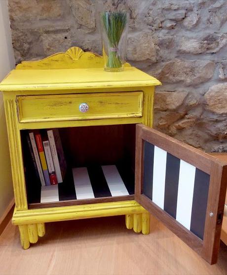 Mesa de castaño decorada con pintura amarilla y papel pintado: 