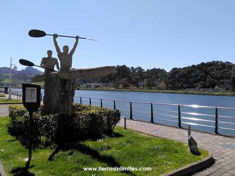 Ribadesella, estatua de Las Piraguas