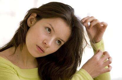 tricotilomania, mujer arrancándose el cabello