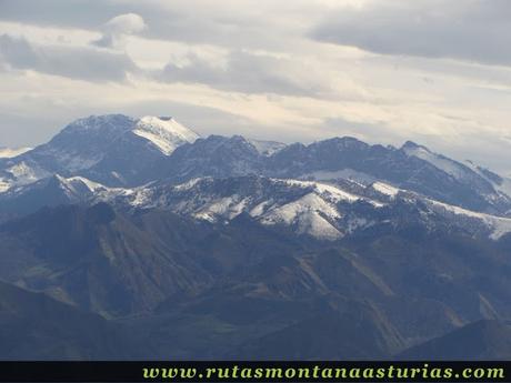 Tiatordos y la Llambria desde el Sueve Tiatordos y la Llambria desde el Sueve