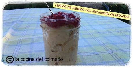 Helado de plátano con mermelada de grosellas