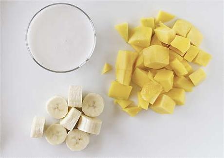 vaso de leche con dos platanos platano y leche