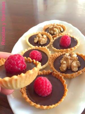 TARTALETAS DE CAFE, CHOCOLATE, NUECES Y FRAMBUESAS TARTALETAS DE CAFE, CHOCOLATE, NUECES Y FRAMBUESAS
