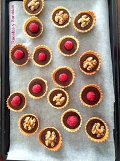 TARTALETAS DE CAFE, CHOCOLATE, NUECES Y FRAMBUESAS TARTALETAS DE CAFE, CHOCOLATE, NUECES Y FRAMBUESAS