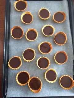 TARTALETAS DE CAFE, CHOCOLATE, NUECES Y FRAMBUESAS TARTALETAS DE CAFE, CHOCOLATE, NUECES Y FRAMBUESAS