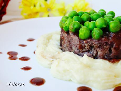 Timbal de collares de cordero al vino tinto con guisantes Timbal de collares de cordero al vino tinto con guisantes