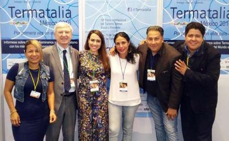 El director de la feria acompañado por la Consejera de Turismo de España en México, reporteros de Televisa y otros profesionales del sector en el stand de Termatalia en Expo Spa